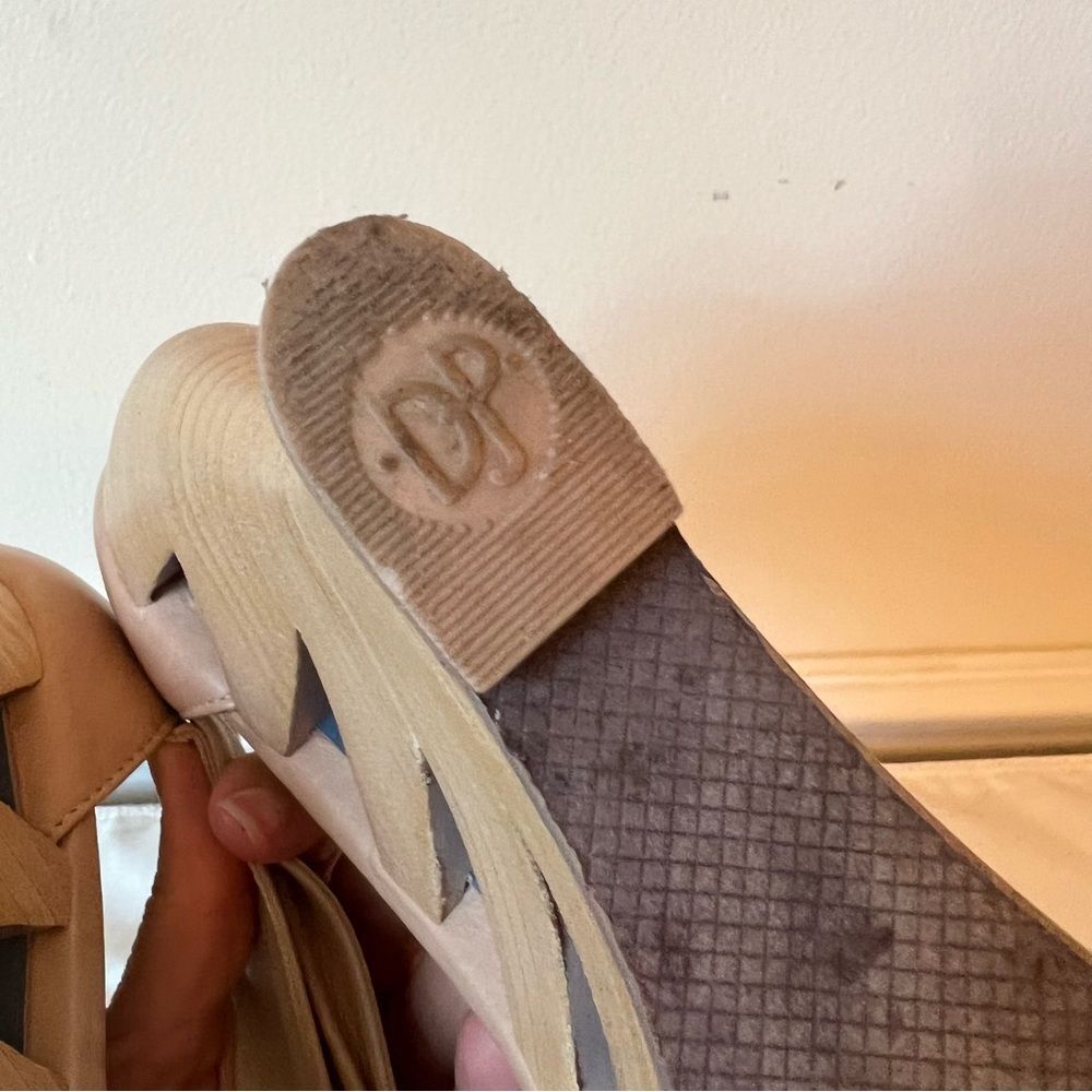 Donald J Pliner Womens Size
8 M Beige Wedge Sandals
Becca Leather High Heels - Picture 11 of 13